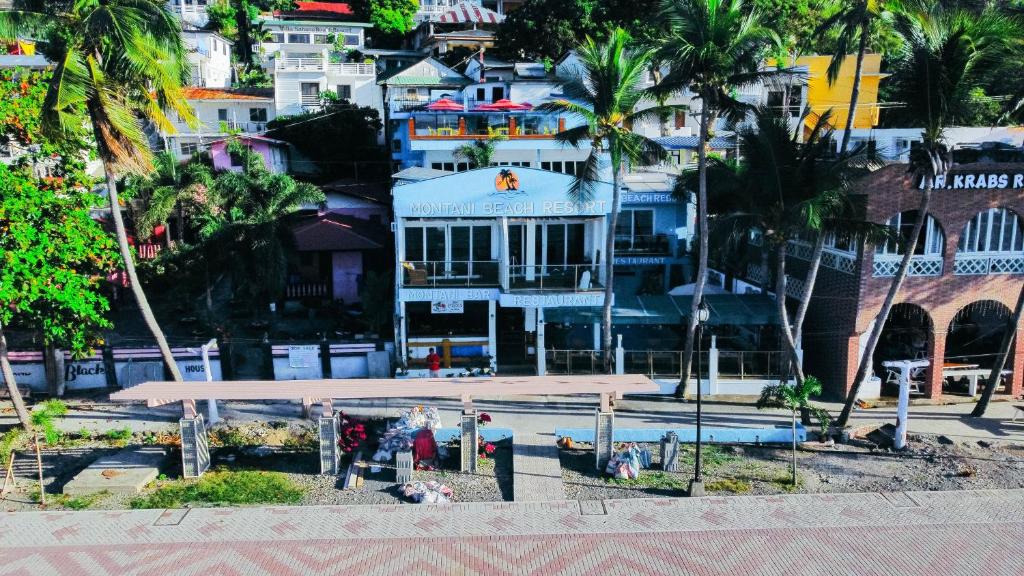 een groep mensen die voor een gebouw staan bij Montani Beach Resort Puerto Galera powered by Cocotel in Puerto Galera