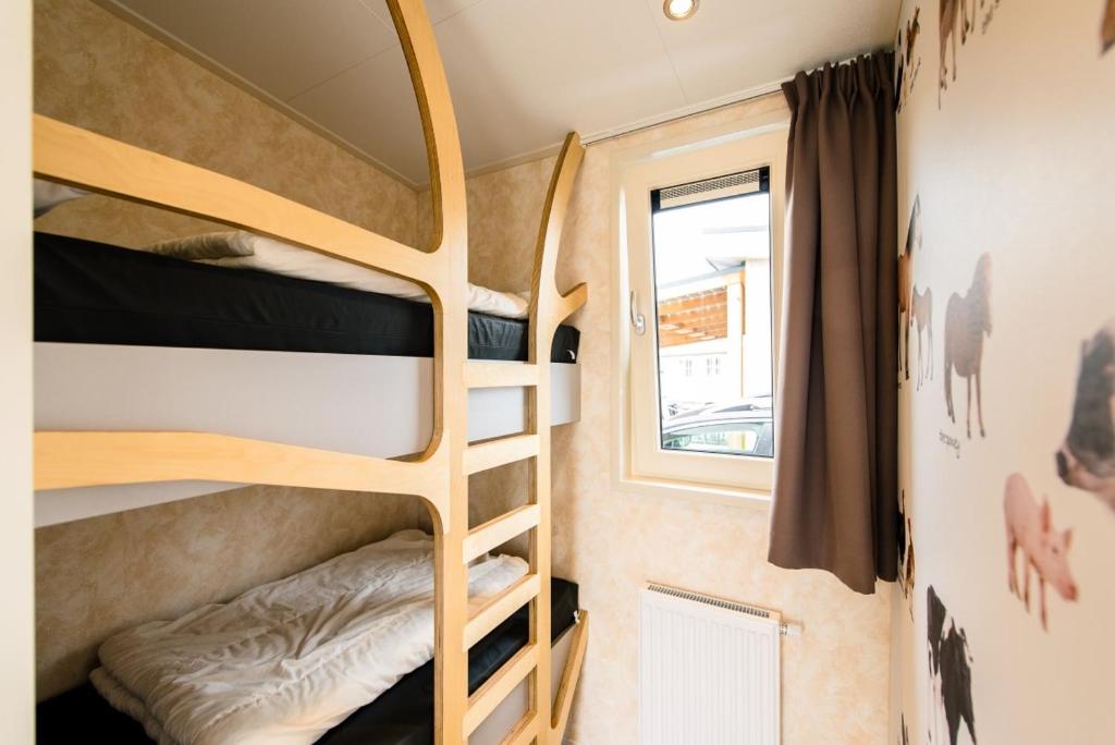 Postel nebo postele na pokoji v ubytování Camping De Kiekduun