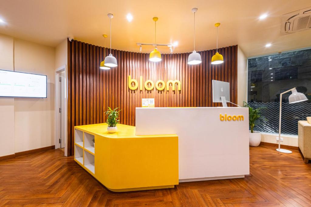 un bureau avec un comptoir de réception jaune et blanc dans l'établissement Bloom Hotel - Ranchi, à Rānchī