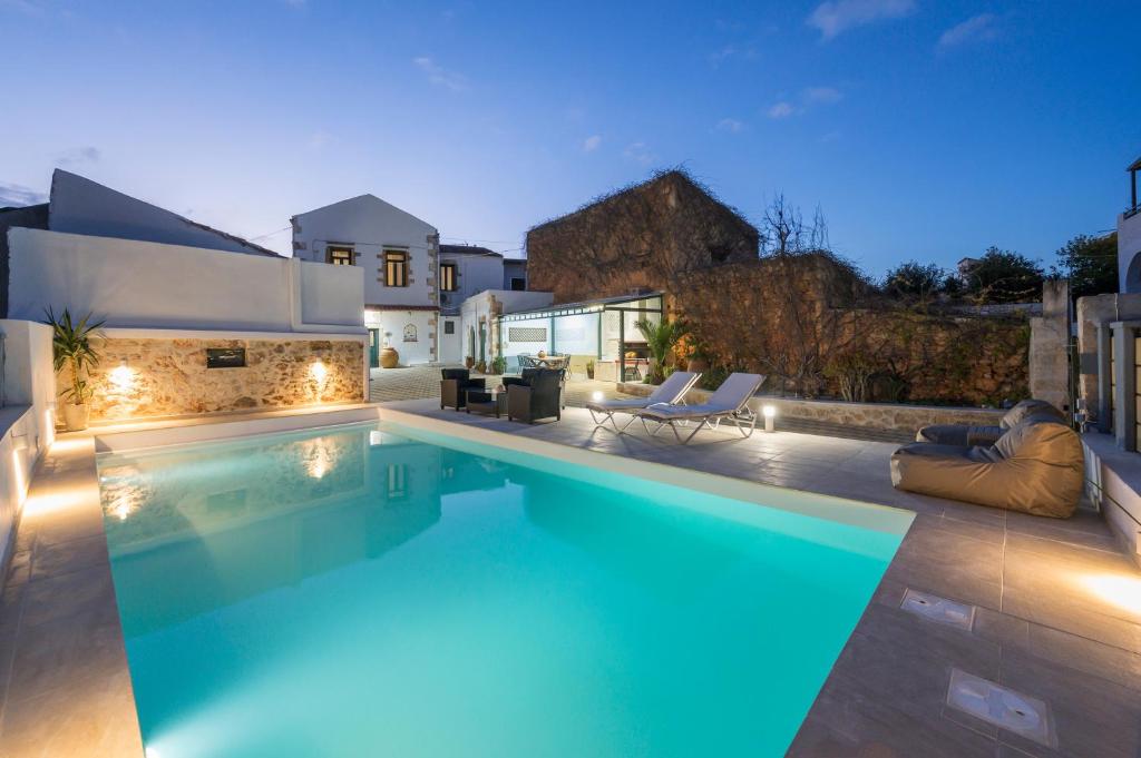 uma grande piscina numa casa com luzes em Mar Traditional Mansion em Arónion