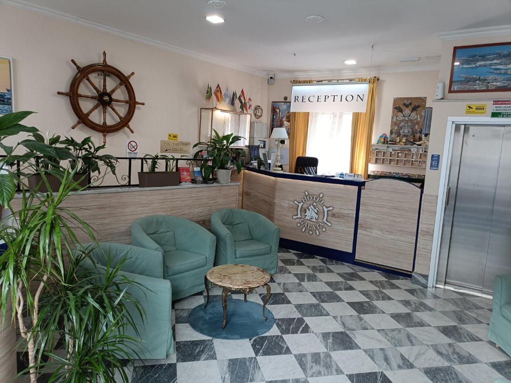 ジェノヴァにあるホテル ガラタの店内の椅子とテーブルが備わる待合室