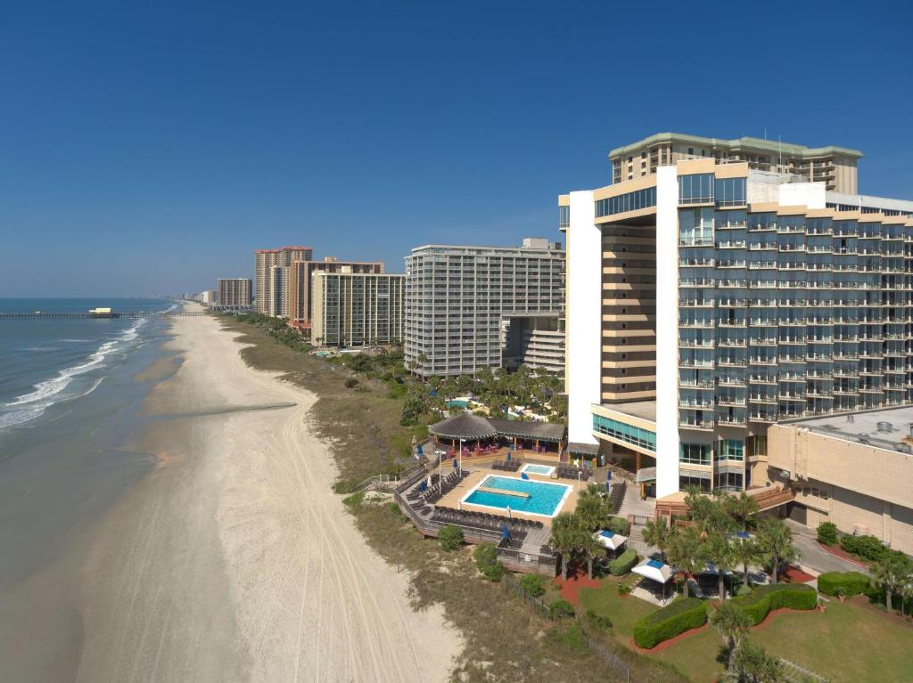 z powietrza widok na plażę i budynki w obiekcie Hilton Myrtle Beach Resort w mieście Myrtle Beach