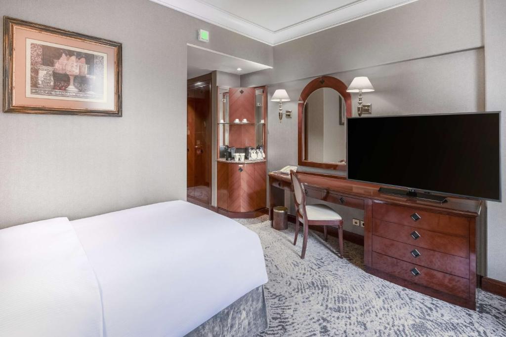 Madinah Hilton Hotel - Deluxe Single Room