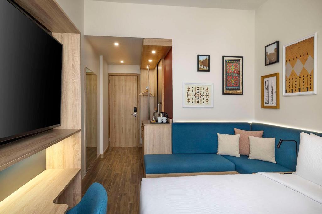 Postel nebo postele na pokoji v ubytování Hampton by Hilton Sharma NEOM Community 1