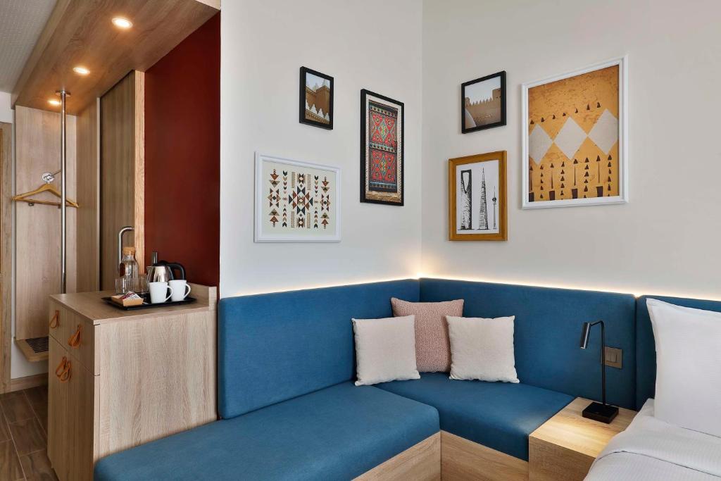 Posezení v ubytování Hampton by Hilton Sharma NEOM Community 1