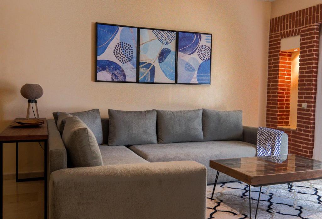 uma sala de estar com um sofá e uma mesa em Blue Note - Marina Agadir - Piscine - 4 or 5 Px em Agadir