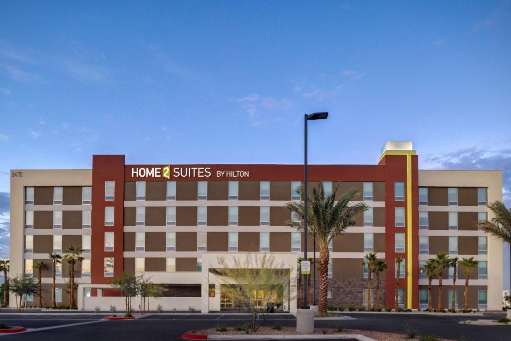 un grande edificio con un cartello per un hotel di Home2 Suites By Hilton Las Vegas Southwest I-215 Curve a Las Vegas