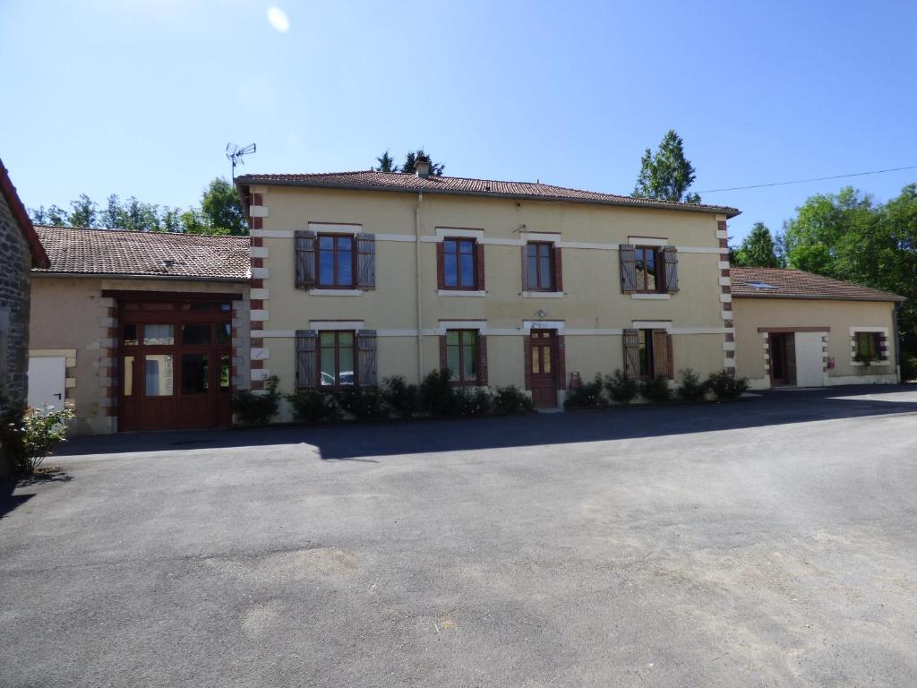 una casa grande con una entrada delante de ella en Maison de 12 chambres avec vue sur la mer jacuzzi et jardin amenage a Nouart, en Nouart