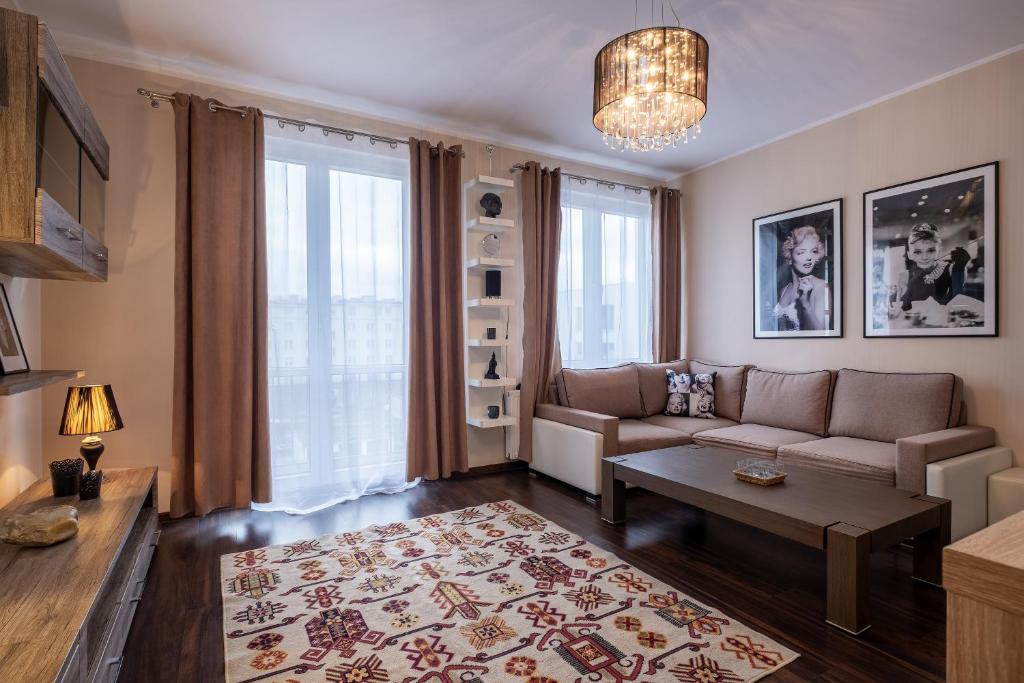 uma sala de estar com um sofá e uma mesa em 27 Gdynia Centrum - Apartament Mieszkanie dla 2 os em Gdynia