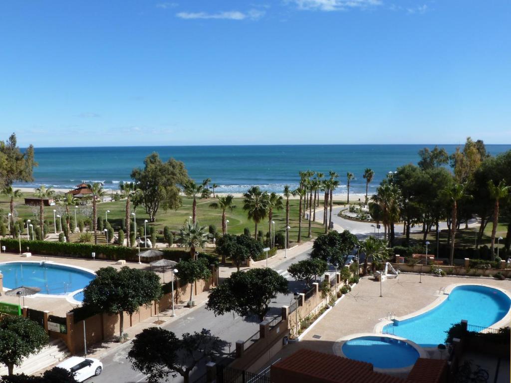 オロペサ・デル・マールにあるApartamentos 3000 Marina D'Orのリゾートのバルコニーからビーチの景色を望めます。