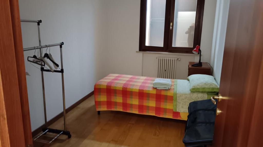 سرير أو أسرّة في غرفة في Casa Reggio Emilia