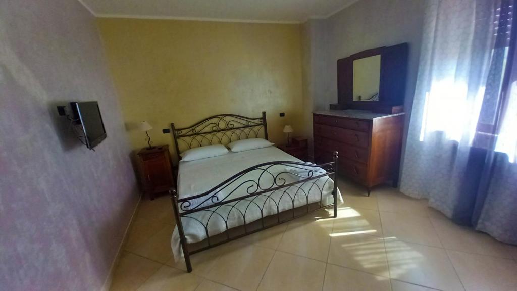 1 dormitorio con cama, tocador y espejo en Bella Santa Croce, en Bella