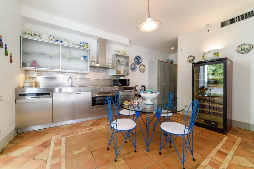 Кухня или мини-кухня в Starhost - Villa il Poggio Amalfi Coast with pool, garden and terrace
