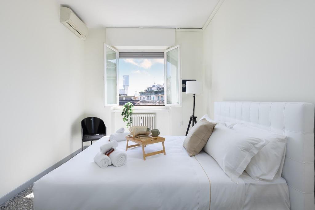Black & White Home Vista Duomo 400 metri tesisinde bir odada yatak veya yataklar
