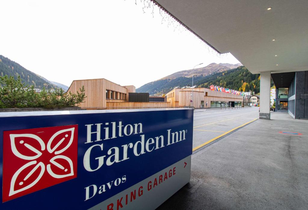 Nespecifikovaný výhled na hory nebo výhled na hory při pohledu z hotelu