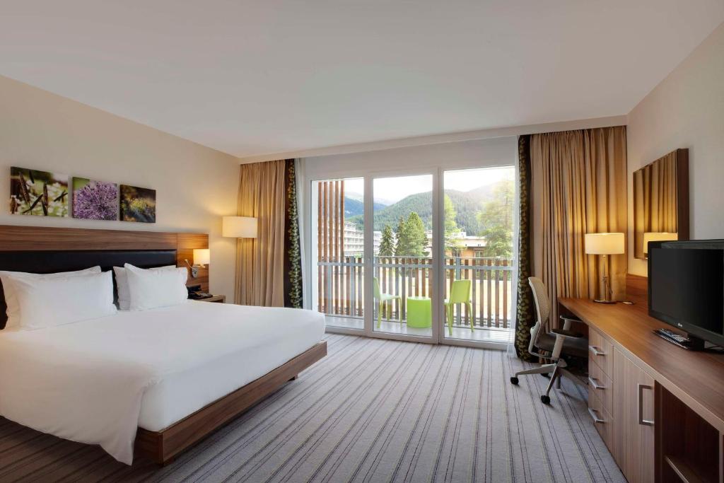TV a/nebo společenská místnost v ubytování Hilton Garden Inn Davos