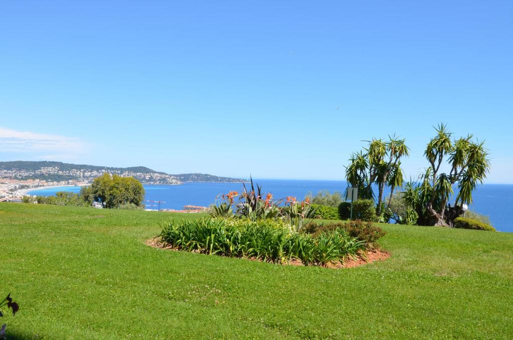 una colina con césped y vistas al océano en Exceptionnel studio vue Mer hauteurs de Nice, en Niza