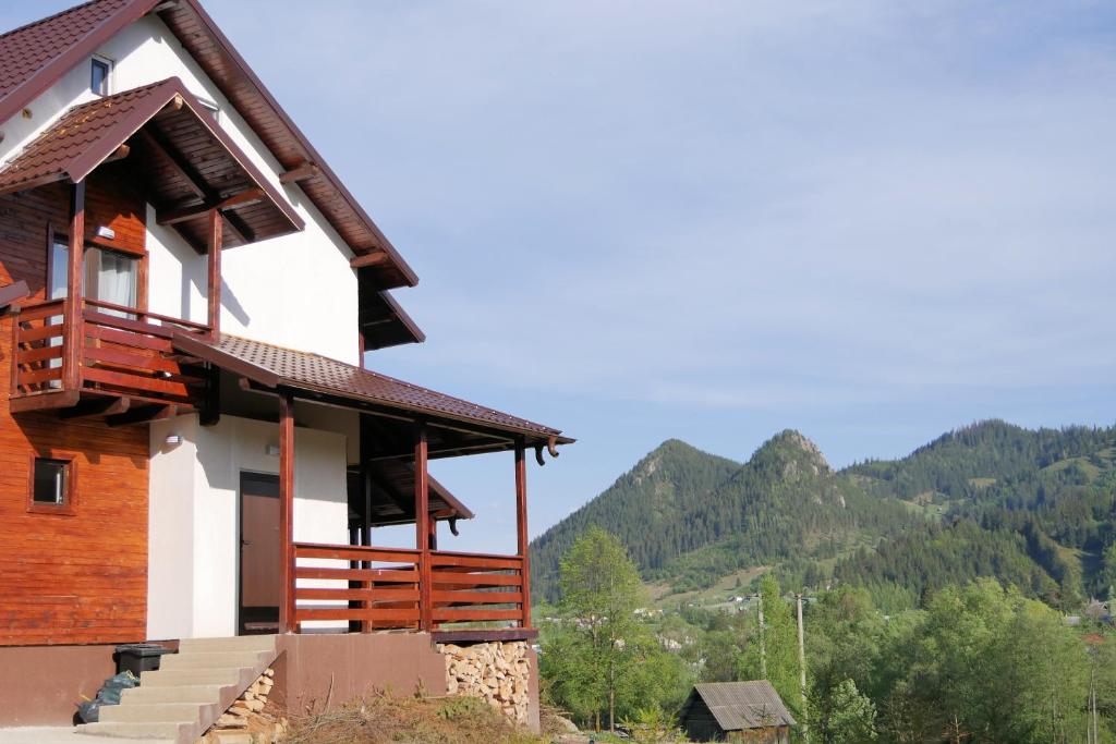 un edificio con un balcón con una montaña en el fondo en Cabana Pojorata, en Pojorîta