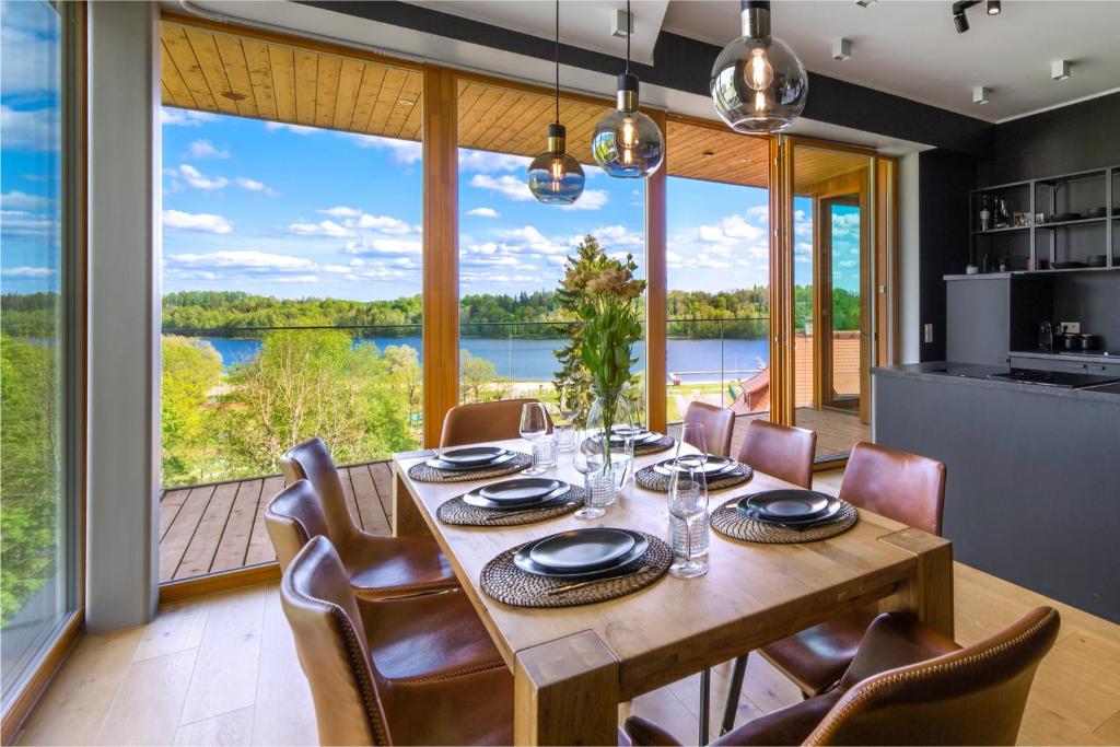 comedor con mesa y sillas y ventana grande en Oru Villa - Luxury 3 bedroom apartment, en Viljandi