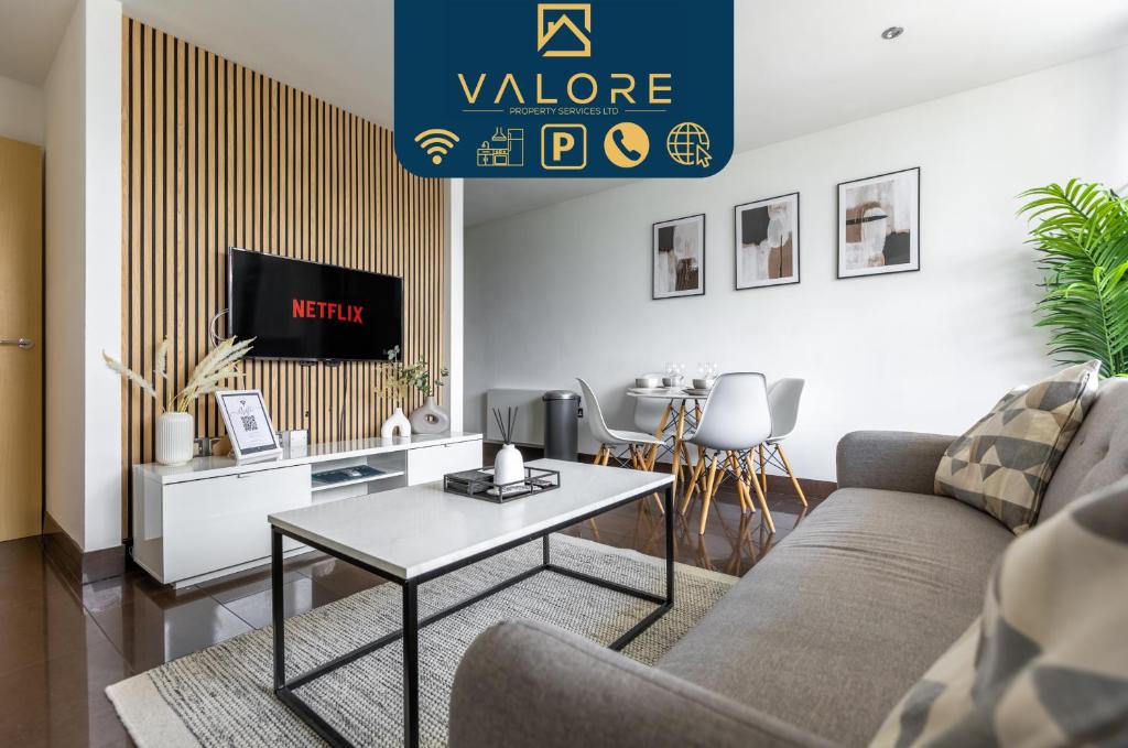 een woonkamer met een bank en een tafel bij Luxury 2-bed In central MK By Valore Property Services in Milton Keynes