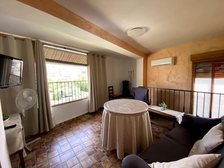 sala de estar con sofá y mesa en Casa rural con vistas al parque natural Castril, en Castril