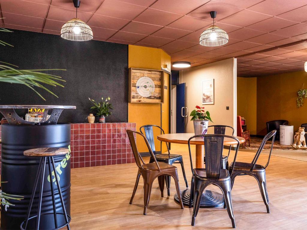 Posezení v ubytování Greet Hôtel Castres Saix