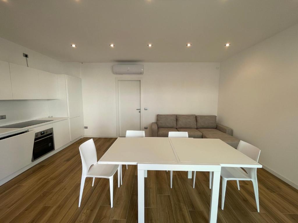 Kuchnia lub aneks kuchenny w obiekcie Marina Dream Beach Apartments with Sea View Terrace - Agenzia Cocal