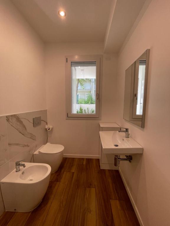 Łazienka w obiekcie Marina Dream Beach Apartments with Sea View Terrace - Agenzia Cocal
