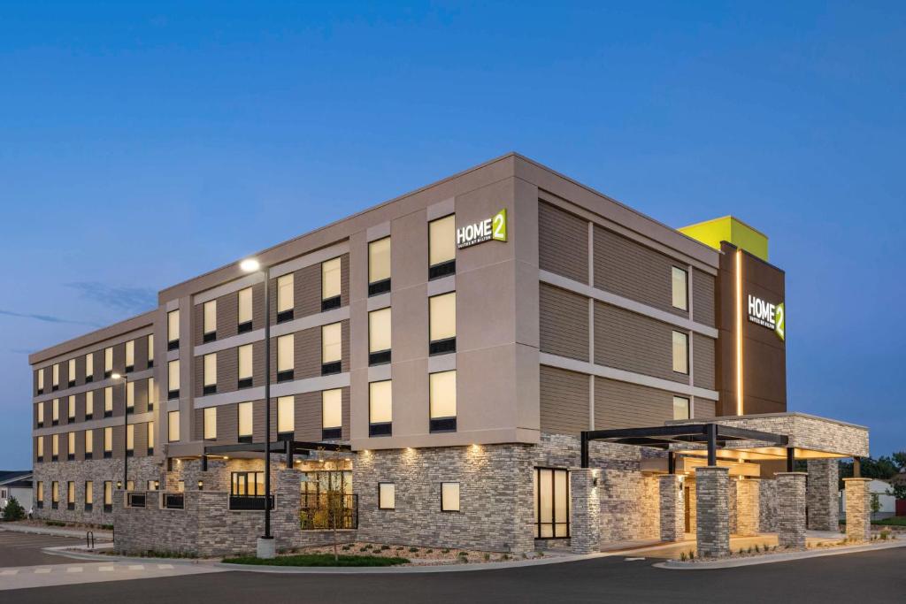 Home2 Suites By Hilton Cheyenne في شايان: تقديم مبنى للفندق