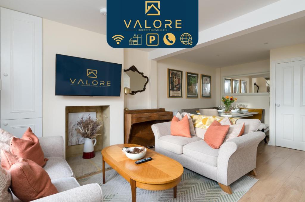 een woonkamer met 2 banken en een tafel bij Beautiful cottage style 3-bed By Valore Property Services in Loughton