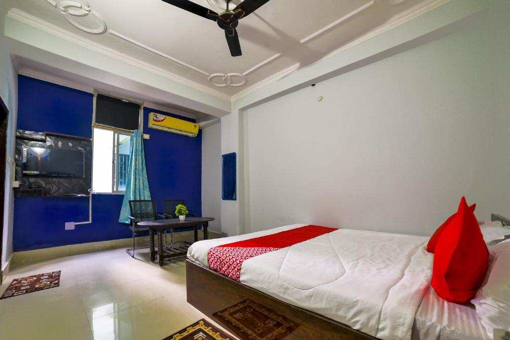 Una cama o camas en una habitación de OYO Flagship 76227 R P Grand