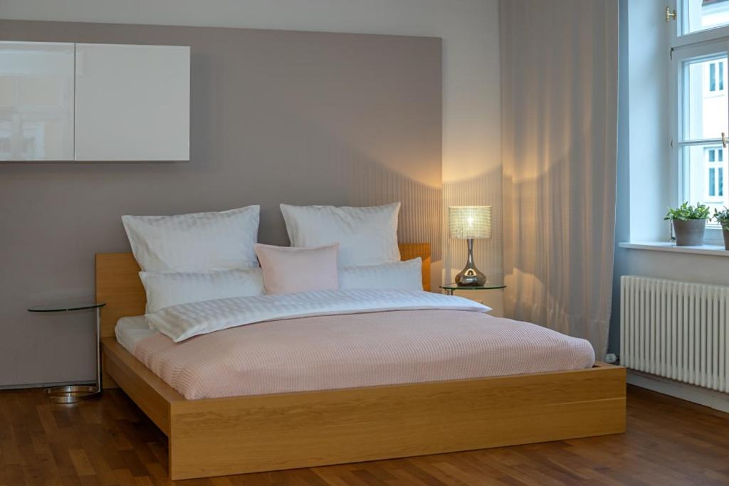 a bedroom with a large bed with white pillows at VOLLMOBLIERT inkl. WiFi - 1-Zi-Wo in Munich