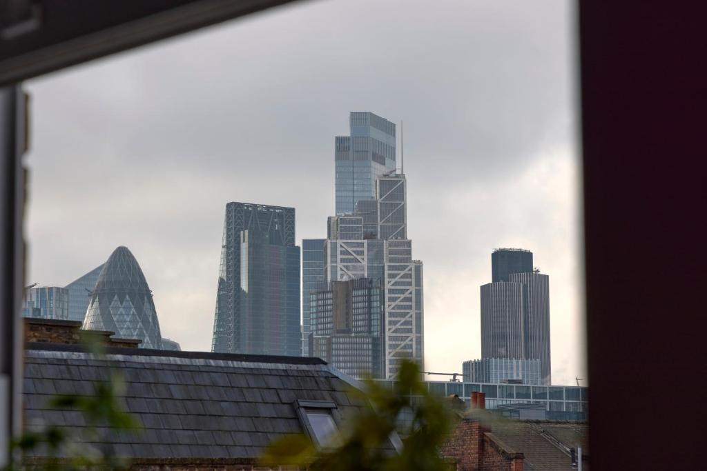 a view of a city skyline with tall buildings at Remarkable 1-Bed Apartment in London in London