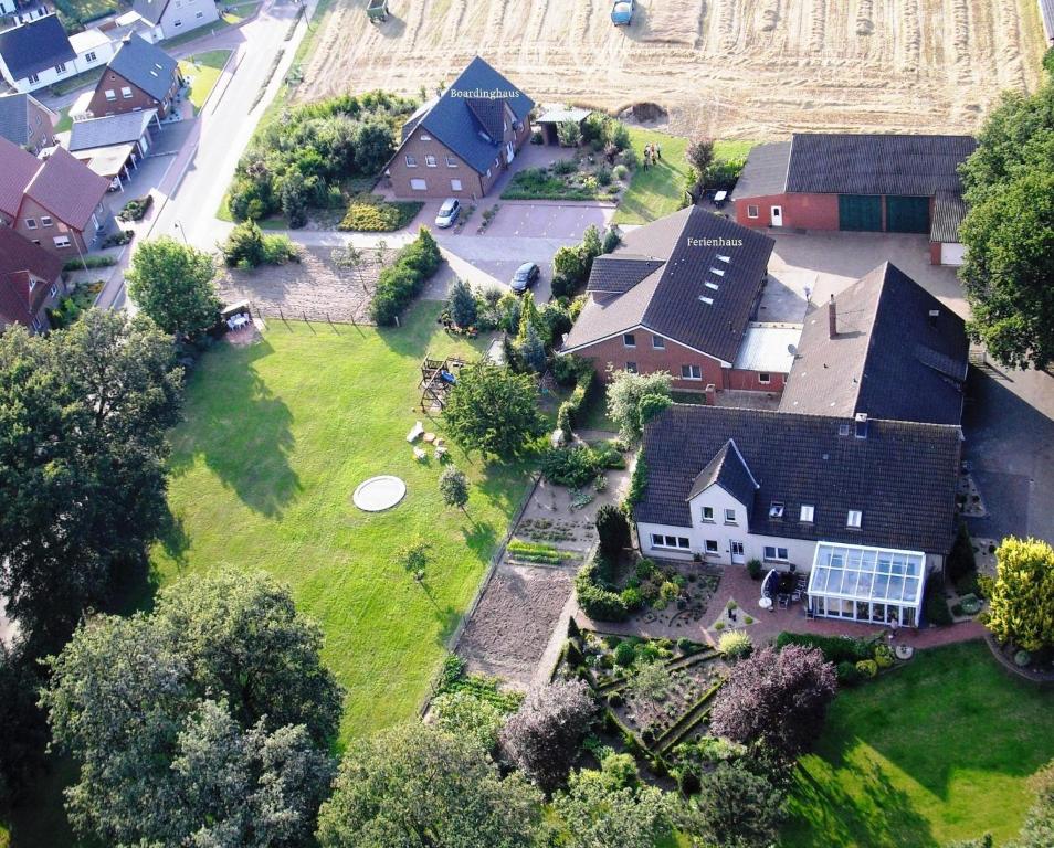 an aerial view of a house with a yard at Uhlenflucht in Spelle