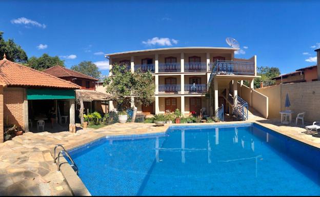 una gran piscina frente a una casa en Estalagem do Carmo, en Pirenópolis