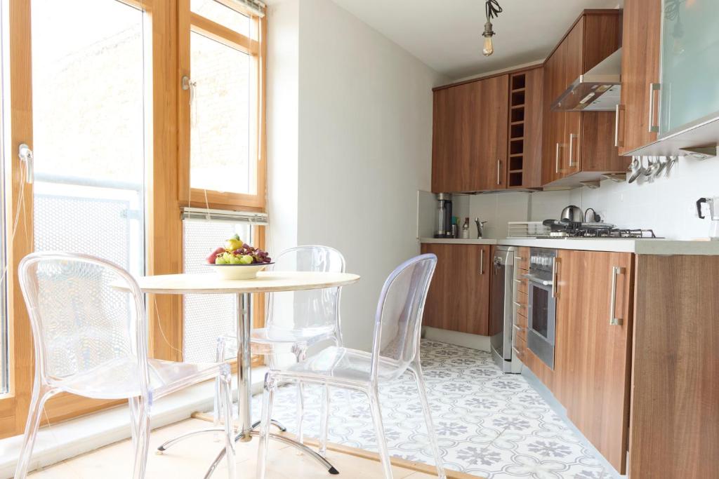A kitchen or kitchenette at Apartment with canal view in Broadway Market