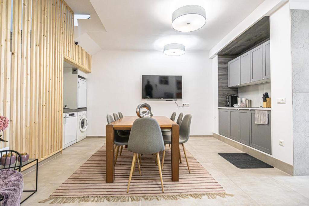 Kuchyň nebo kuchyňský kout v ubytování Krems Bahnhof Deluxe Rooms - near Danube River