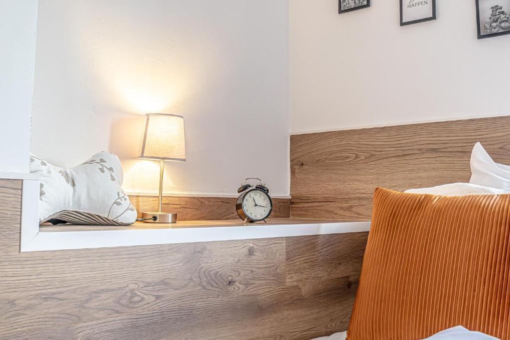 Postel nebo postele na pokoji v ubytování Krems Bahnhof Deluxe Rooms - near Danube River