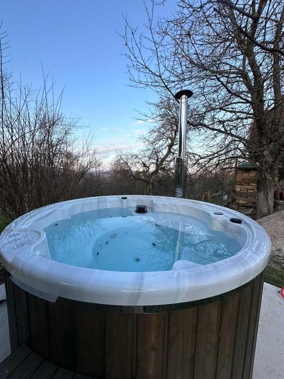 Fotografie z fotogalerie ubytování Holiday Home "Sleme" with jacuzzi, big garden and arbor with fireplace v destinaci Skrad