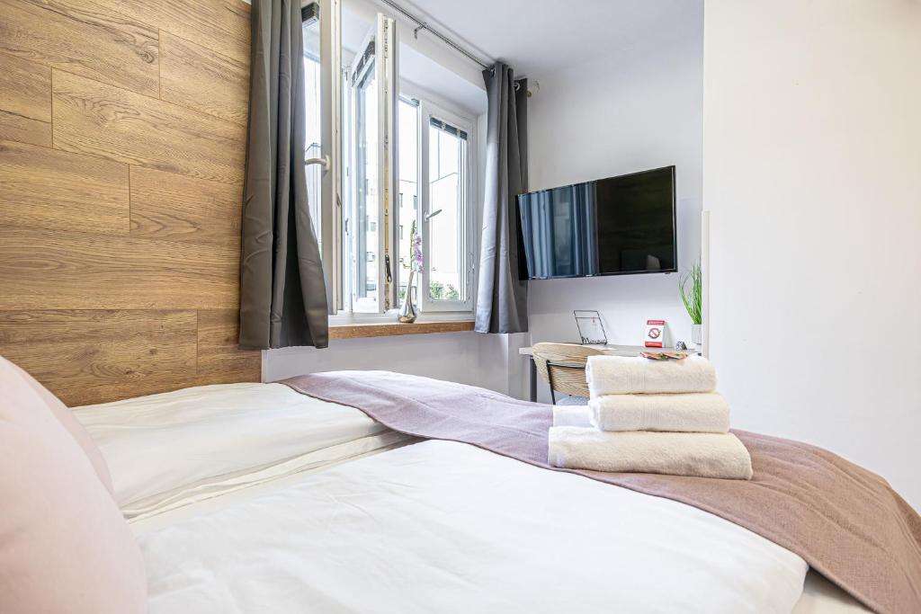 Postel nebo postele na pokoji v ubytování Krems Bahnhof Deluxe Rooms - near Danube River