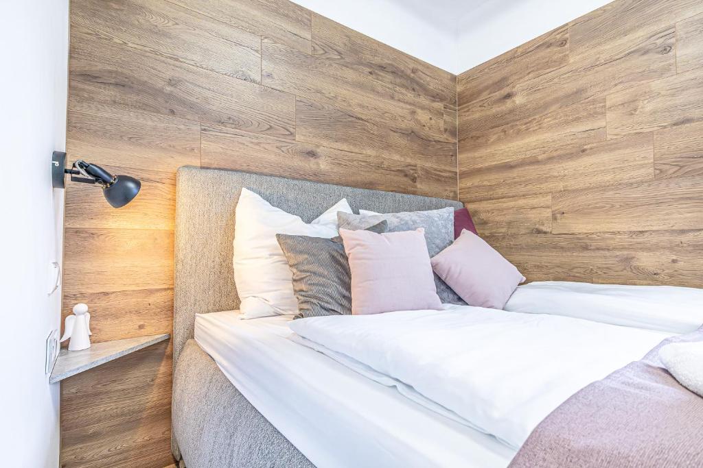 Postel nebo postele na pokoji v ubytování Krems Bahnhof Deluxe Rooms - near Danube River