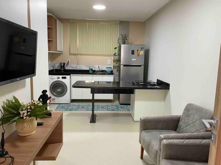 cocina y sala de estar con sofá y mesa en 7 - Apartamento tranquilo e charmoso en Manaus
