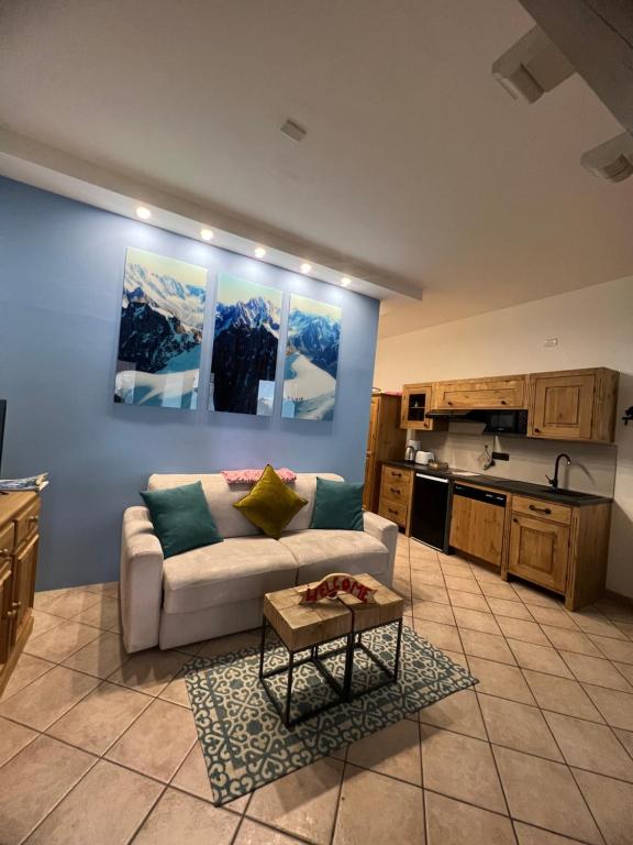 sala de estar con sofá y cocina en Cervinia – Matterhorn Apartments, en Breuil-Cervinia