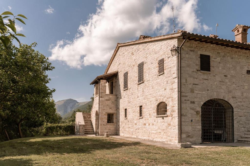 an external view of a white brick building at Birrificio del Catria in Cantiano