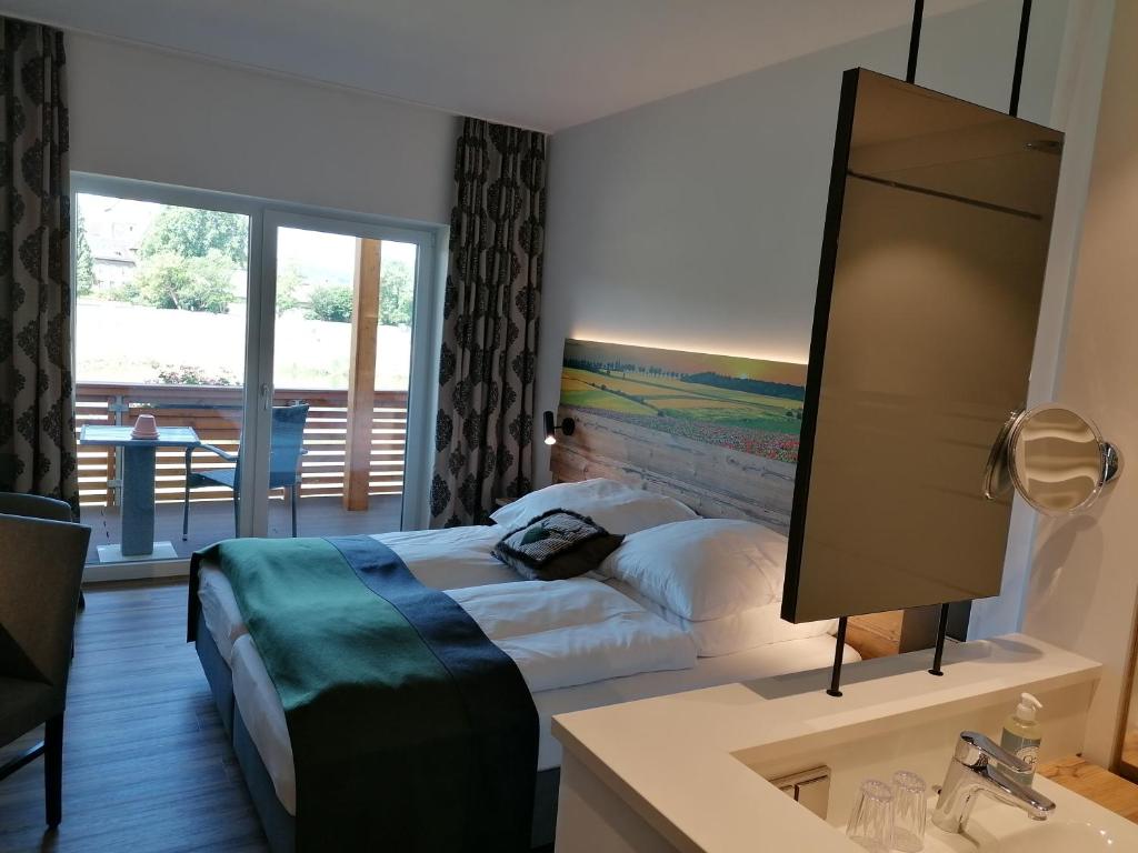 Postel nebo postele na pokoji v ubytování Hotel Grohnder Fährhaus