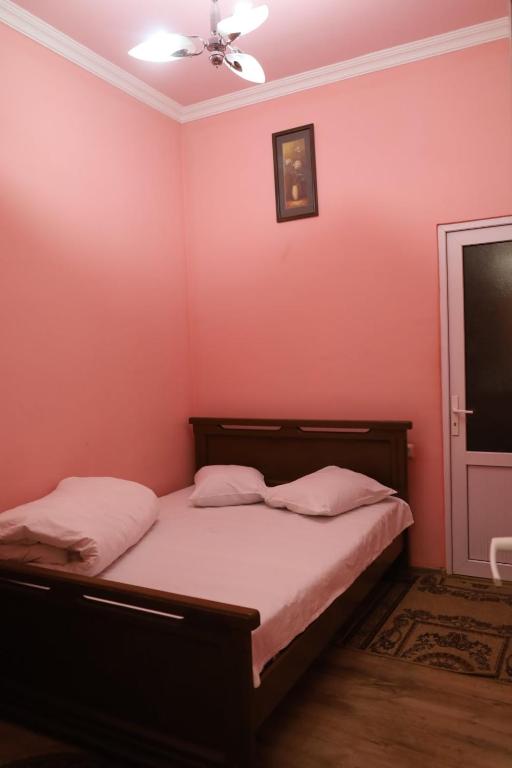 Postel nebo postele na pokoji v ubytování Tnak Hotel