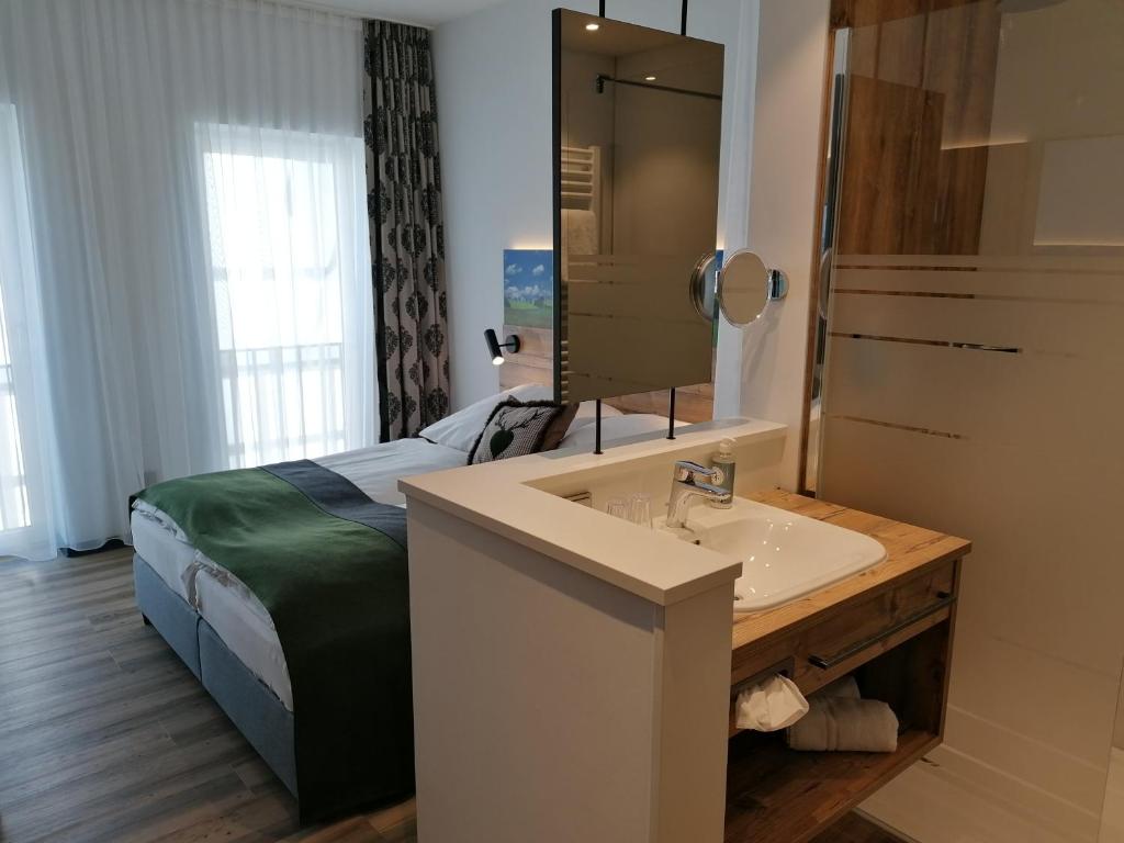 Postel nebo postele na pokoji v ubytování Hotel Grohnder Fährhaus