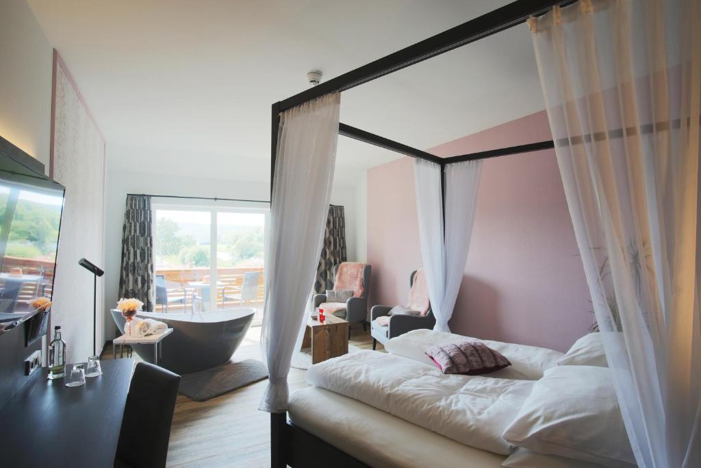 Postel nebo postele na pokoji v ubytování Hotel Grohnder Fährhaus
