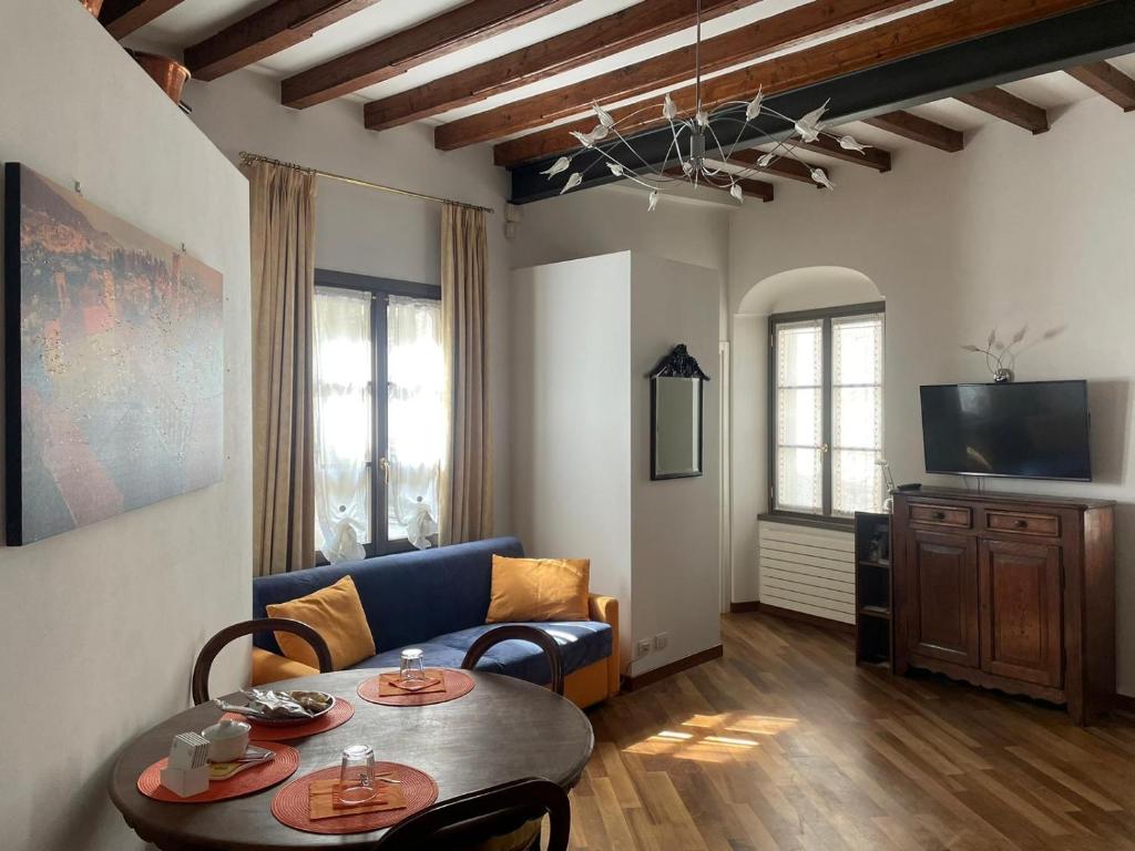 un salon avec une table et un canapé dans l'établissement Bella Ciao Old Town, à Bergame