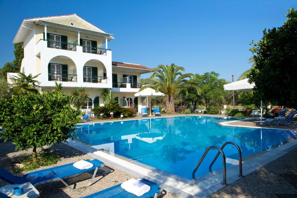 una gran piscina frente a un edificio en Villa Marina en Lefkada